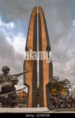 Il Memoriale di guerra della Corea a Seoul statua di due eserciti Foto Stock