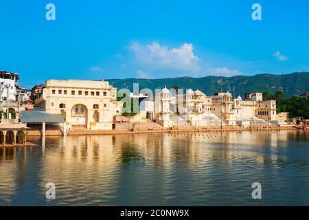 Ghats al lago Pushkar nella città di Pushkar nello stato Rajasthan dell'India Foto Stock