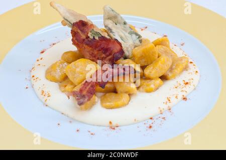 Gnocchi con burro di zucca e arachidi e pancetta croccante Foto Stock