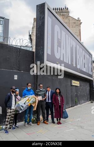 Londra, Regno Unito. 12 giugno 2020. Un cartellone con i nomi (alcuni evidenziati in giallo, come Stephen Lawrence e Mark Duggan) di persone nere uccise dallo stato (in custodia, attraverso la deportazione, ecc.) è svelato sulla strada del ponte di westminster - è stato organizzato da Black Lives Matter, In associazione con altri gruppi come uno dalla torre Grenfell. Le proteste continuano dopo la morte di George Floyd, a Minneapolis la scorsa settimana. Il "blocco" dei morti continua per l'epidemia di Coronavirus (Covid 19) a Londra. Credit: Guy Bell/Alamy Live News Foto Stock