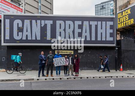 Londra, Regno Unito. 12 giugno 2020. Un cartellone con i nomi (alcuni evidenziati in giallo, come Stephen Lawrence e Mark Duggan) di persone nere uccise dallo stato (in custodia, attraverso la deportazione, ecc.) è svelato sulla strada del ponte di westminster - è stato organizzato da Black Lives Matter, In associazione con altri gruppi come uno dalla torre Grenfell. Le proteste continuano dopo la morte di George Floyd, a Minneapolis la scorsa settimana. Il "blocco" dei morti continua per l'epidemia di Coronavirus (Covid 19) a Londra. Credit: Guy Bell/Alamy Live News Foto Stock