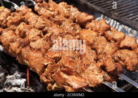 Il caucasico scopa kebab sugli spiedini Foto Stock