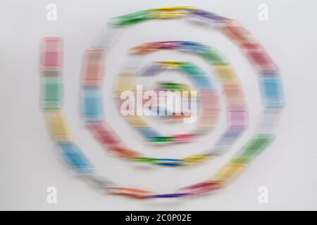 Spirale a catena con graffetta, spirale a catena con graffette, isolata su sfondo bianco - graffette, graffette, sfocatura astratta Foto Stock