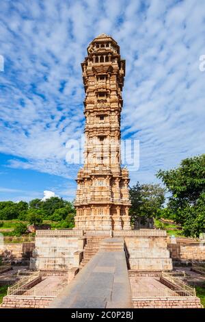 Vijaya o Vijay Stambha significa Torre della Vittoria è una torre monumento a Chittor Fort nella città di Chittorgarh, Rajasthan stato dell'India Foto Stock