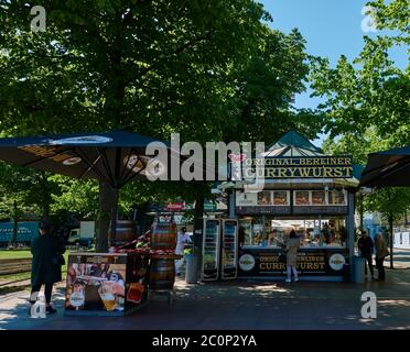 Berlino, Germania, 6 maggio 2020: Snack bar tipico con currywurst berliner originale e vari menu in vendita Foto Stock