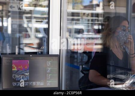 Atene, Grecia. 12 giugno 2020. Una termocamera analizza la temperatura dei passeggeri in una stazione ferroviaria di Atene, Grecia, il 12 giugno 2020. Credit: Marios Lolos/Xinhua/Alamy Live News Foto Stock