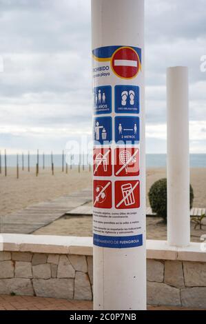 Covid-19 Avviso virus sulla spiaggia per le restrizioni sociali e altre restrizioni, Fuengirola, Costa del sol, Spagna. Foto Stock