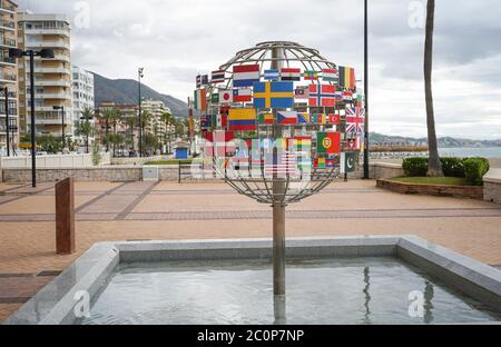 Scultura delle nazioni sul lungomare di Fuengirola, Costa del sol, Spagna. Foto Stock