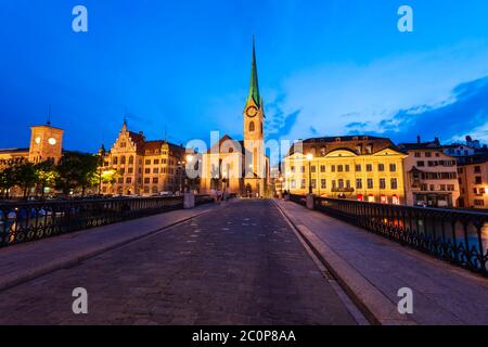 Fraumunster Chiesa e Munsterbrucke ponte attraverso il fiume Limmat nel centro della città di Zurigo in Svizzera Foto Stock