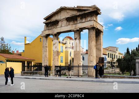 Atene, Attica / Grecia. L'ingresso del sito archeologico romano di Agora nel quartiere di Plaka, sotto la collina dell'Acropoli di Atene. Athena Archegetis Foto Stock