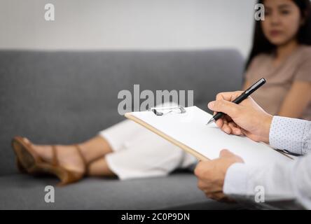 Donna triste con depressione che ha consultato con psichiatra in ospedale centro di servizio di salute mentale Foto Stock