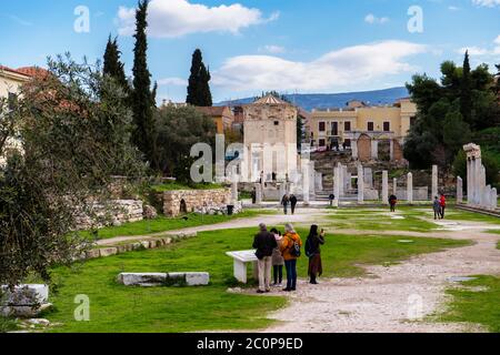 Atene, Attica / Grecia. Il sito archeologico di Agora romana nel distretto di Plaka nella città di Atene. Turisti e visitatori locali Foto Stock