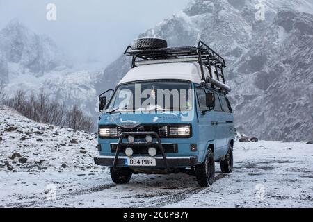 Il mio sincro VW nelle montagne norvegesi. Foto Stock