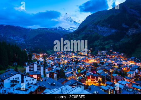 Città di Zermatt e il Cervino mountain aerial vista panoramica in Vallese Svizzera Foto Stock