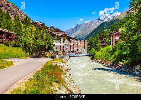 Locali tradizionali case vicino la questione fiume Vispa nel centro della cittadina di Zermatt nel Vallese Svizzera Foto Stock