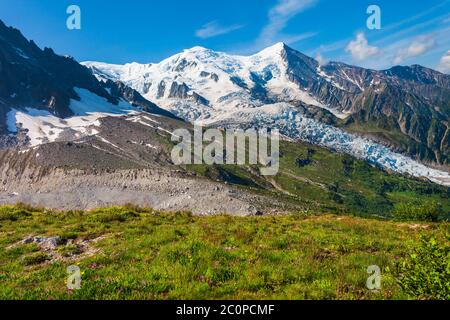 Mont Blanc o sul Monte Bianco Significato Montagna Bianca è la montagna più alta delle Alpi e in Europa, che si trova tra la Francia e l'Italia Foto Stock