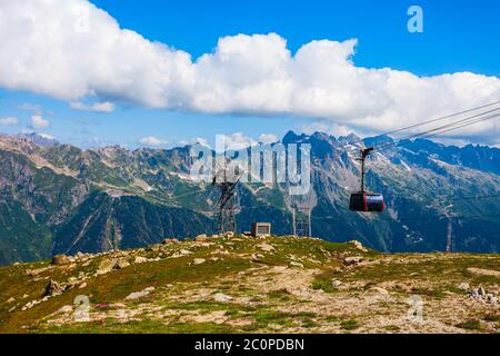 Funivia autobus andando a Aiguille du Midi 3842 m montagna del massiccio del Monte Bianco nelle Alpi francesi nei pressi della città di Chamonix in Francia Foto Stock