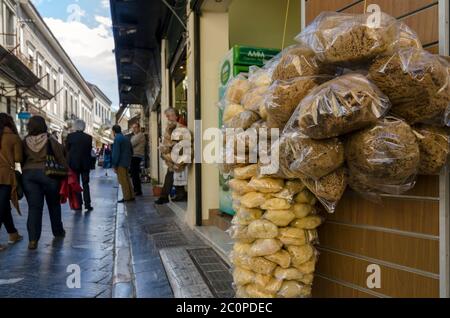 Atene, Aticca / Grecia. Vera spugna naturale di mare dall'isola Kalymnos sono appesi su un negozio situato in Adrianou st. Nel distretto di Plaka Foto Stock