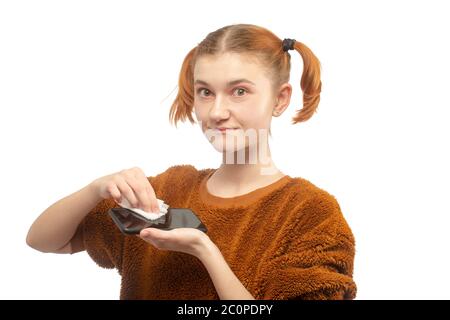 giovane donna che pulisce il suo telefono, guardando la fotocamera su sfondo bianco isolato Foto Stock