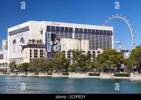 Las Vegas, Nevada - 30 agosto 2019: Flamingo Hotel e High Roller visti dalle fontane di Bellagio a Las Vegas, Nevada, Stati Uniti. Foto Stock