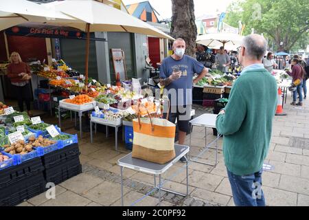 Misure di distanziamento sociale in funzione sul mercato di Norwich durante il blocco di Coronavirus, Regno Unito, giugno 2020. Frutta e verdura stalla Foto Stock
