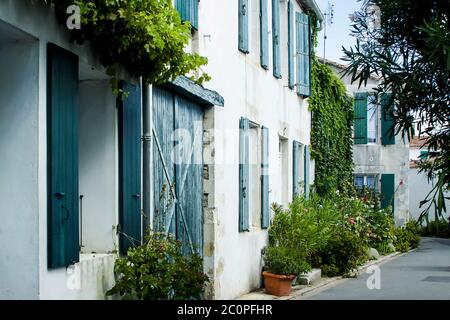 Architettura tradizionale francese e persiane su una strada sull'isola di Ile de Re, al largo della costa occidentale della Francia Foto Stock