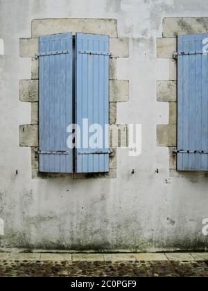 Architettura tradizionale francese e persiane su una strada sull'isola di Ile de Re, al largo della costa occidentale della Francia Foto Stock