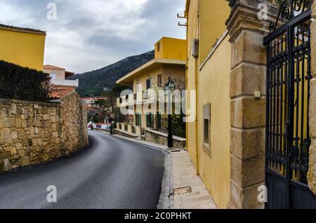 Archanes, Creta / Grecia. Vista sulla strada della città di Archanes con le vecchie case tradizionali colorate. La montagna Juktas sullo sfondo Foto Stock