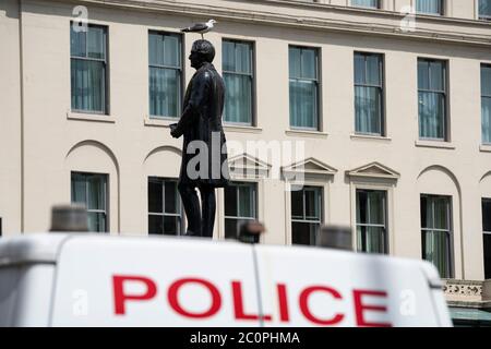 Glasgow, Scozia, Regno Unito. 12 giugno 2020. La polizia pattuglia George Square nel centro della città per evitare atti di vandalismo alle numerose statue storiche che si trovano qui. A seguito delle recenti manifestazioni della materia Black Lives nel Regno Unito, molte statue dell'epoca coloniale sono state oggetto di un bersaglio da parte dei manifestanti. PIC; la statua di Robert Peel è ritenuta essere il bersaglio principale. Iain Masterton/Alamy Live News Foto Stock