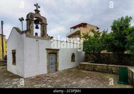 La Santa Caterina (Agia Ekaterini) greca - antica cappella ortodossa con il suo cortile lastricato nella città di Arcanes, prefettura di Heraklion, isola di Creta. Grecia Foto Stock