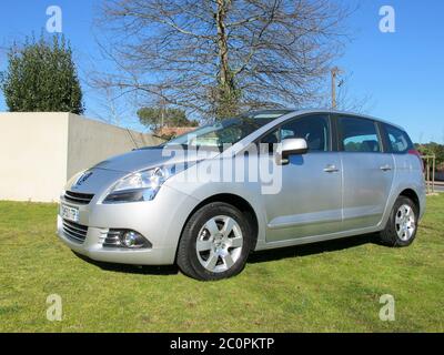 Bordeaux , Aquitaine / Francia - 06 10 2020 : Peugeot 5008 auto grigio modello parcheggiato in erba Foto Stock