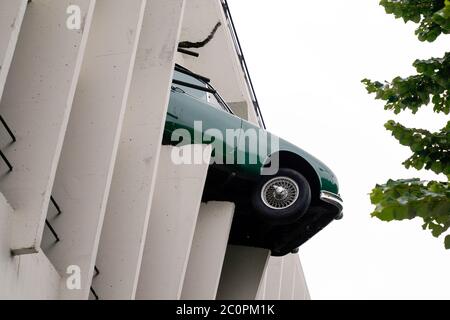 Bordeaux , Aquitaine / Francia - 06 10 2020 : Victor hugo parcheggio a Bordeaux con incidente auto Jaguar su arte di strada, mentre si staging attraverso il muro Foto Stock