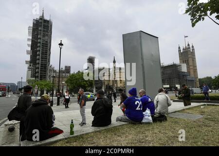 Londra, Regno Unito. 12 giugno 2020. Una copertura protettiva è installata intorno alla statua di Winston Churchill a Londra, Gran Bretagna il 12 giugno 2020. Statue e monumenti chiave a Londra, tra cui il Cenotaph a Whitehall, statue di Winston Churchill e Nelson Mandela, devono essere coperti e protetti prima delle previste Black Lives materia proteste, il sindaco Sadiq Khan ha detto Venerdì. Credit: Tim Ireland/Xinhua/Alamy Live News Foto Stock