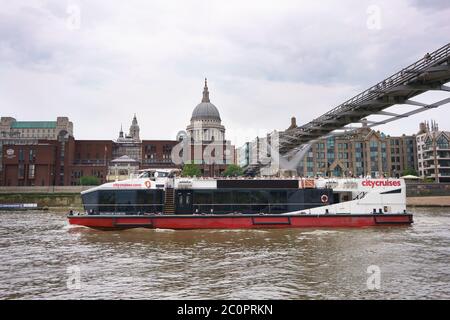 Crociere della città di Londra, tour turistico in barca sul Tamigi a Londra con Millennium Bridge e la cattedrale di St Paul. Foto Stock