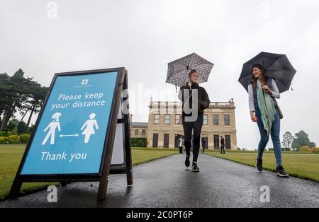 RITRASMESSO CON il personale MODIFICATO DELLA BYLINE all'English Heritage effettuare una gestione di pratica dei visitatori con i membri della famiglia a Brodsworth Hall nello Yorkshire, prima della riapertura dei giardini domani, dopo l'introduzione di misure per portare l'Inghilterra fuori di blocco. Foto Stock