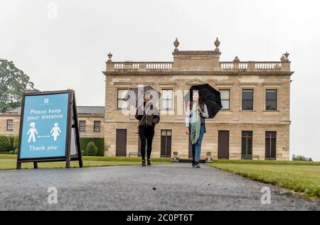 RITRASMESSO CON il personale MODIFICATO DELLA BYLINE all'English Heritage effettuare una gestione di pratica dei visitatori con i membri della famiglia a Brodsworth Hall nello Yorkshire, prima della riapertura dei giardini domani, dopo l'introduzione di misure per portare l'Inghilterra fuori di blocco. Foto Stock