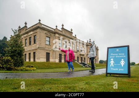 RITRASMESSO CON il personale MODIFICATO DELLA BYLINE all'English Heritage effettuare una gestione di pratica dei visitatori con i membri della famiglia a Brodsworth Hall nello Yorkshire, prima della riapertura dei giardini domani, dopo l'introduzione di misure per portare l'Inghilterra fuori di blocco. Foto Stock