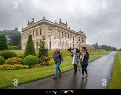 RITRASMESSO CON il personale MODIFICATO DELLA BYLINE all'English Heritage effettuare una gestione di pratica dei visitatori con i membri della famiglia a Brodsworth Hall nello Yorkshire, prima della riapertura dei giardini domani, dopo l'introduzione di misure per portare l'Inghilterra fuori di blocco. Foto Stock