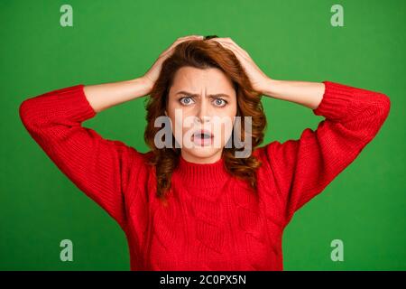 Ritratto di donna frustrata stupefatto sentire orribile lavoro errore novità impressionato urlo omg touch mani rosso indossare maglia pullover isolato Foto Stock