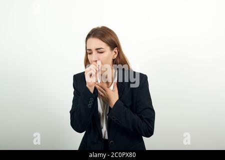 Tosse, copre la bocca con la mano. Per articoli malattie del tratto respiratorio superiore, Foto Stock