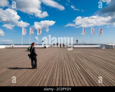 SOPOT, POLONIA - CIRCA 2014: Il molo di Sopot è il molo di legno più lungo d'Europa, a 511 m. Preso sulla fine soleggiata della giornata estiva circa 2014 a Sopot, Polonia. Foto Stock