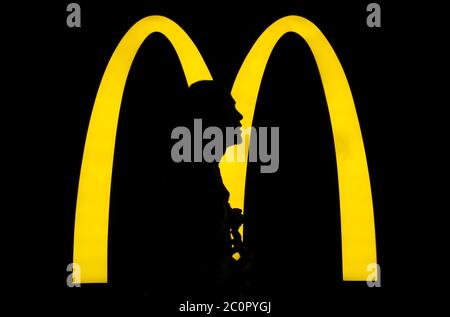 Hong Kong, Cina. 11 Nov 2019. Una passeggiata pedonale passa davanti a una catena di ristoranti fast-food americano hamburger marchio McDonald's visto a Hong Kong. Credit: Budrul Chukrut/SOPA Images/ZUMA Wire/Alamy Live News Foto Stock