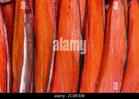 Primo piano vista del filetto di lotto salato freddo affumicato pesce rosso salmone re. Pesce del Pacifico preparato e pronto a mangiare. Salmone Chinook di pesce del Pacifico Foto Stock