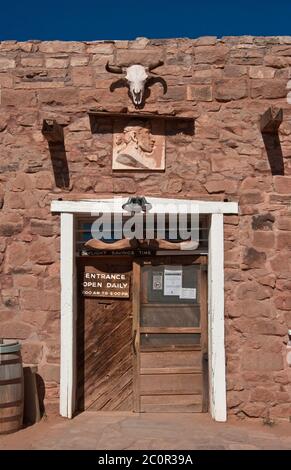 Ingresso al negozio presso il sito storico nazionale Hubbell Trading Post, riserva indiana Navajo, Ganado, Arizona, USA Foto Stock