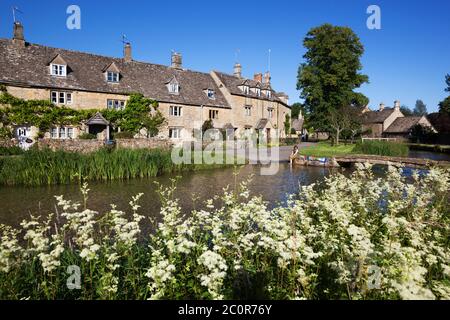 Cotswold cottage sul fiume Eye, Lower Slaughter, Cotswolds, Gloucestershire, Inghilterra, Regno Unito Foto Stock