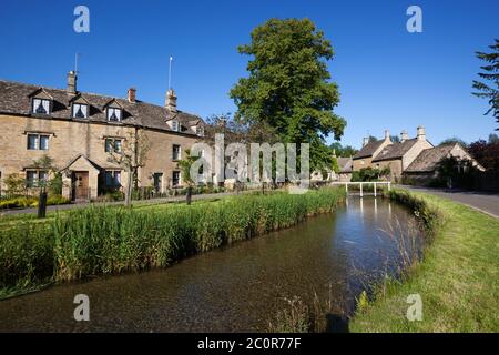 Cotswold cottage sul fiume Eye, Lower Slaughter, Cotswolds, Gloucestershire, Inghilterra, Regno Unito Foto Stock