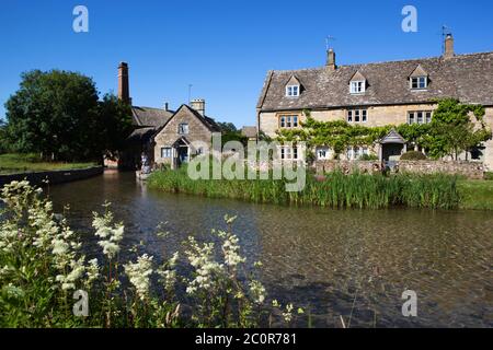 Cotswold cottage e l'Old Mill on the River Eye, Lower Slaughter, Cotswolds, Gloucestershire, Inghilterra, Regno Unito Foto Stock