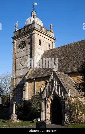 St Lawrence's Church, Bourton-on-the-Water, Cotswolds, Gloucestershire, Inghilterra, Regno Unito Foto Stock