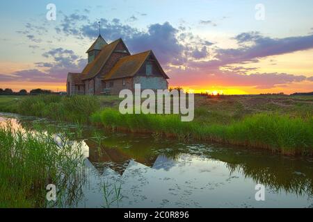 Fairfield Church on Romney Marsh al tramonto, vicino Brookland, Kent, Inghilterra, Regno Unito, Europa Foto Stock