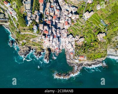 Antenna di Riomaggiore vista panoramica. Riomaggiore è una piccola cittadina nel Parco Nazionale delle Cinque Terre, La Spezia Provincia nella regione Liguria, Italia settentrionale Foto Stock